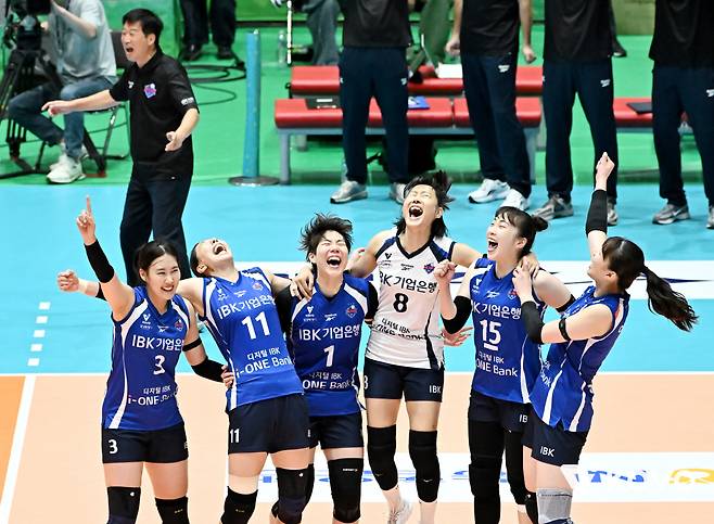 우승 확정 뒤 환호하는 IBK기업은행 선수들. 사진제공=KOVO
