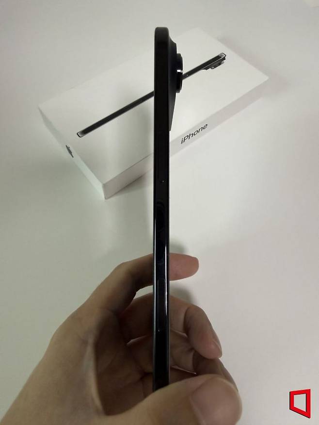 아이폰 에어의 두께. 이명환 기자