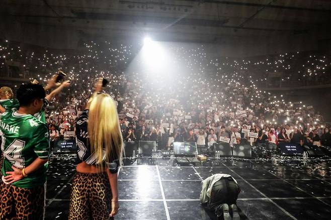 27일 부산 KBS홀에서 열린 ‘25-26 김건모 라이브투어(KIM GUN MO.)’ 무대에서 가수 김건모가 큰절을 올리고 있다. 아이스타미디어컴퍼니 제공