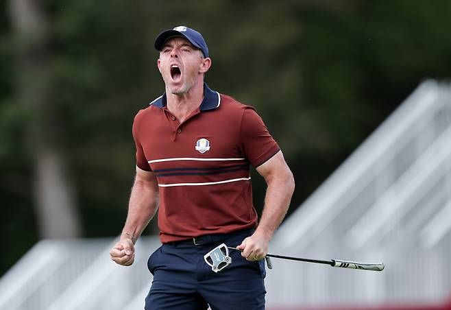 <YONHAP PHOTO-5378> epa12411541 Rory McIlroy of Europe reacts after scoring during afternoon fourball matches of the 2025 Ryder Cup golf tournament at the Bethpage Black Golf Course in Farmingdale, New York, USA, 27 September 2025.  EPA/CRISTOBAL HERRERA-ULASHKEVICH/2025-09-28 08:38:26/<저작권자 ⓒ 1980-2025 ㈜연합뉴스. 무단 전재 재배포 금지, AI 학습 및 활용 금지>