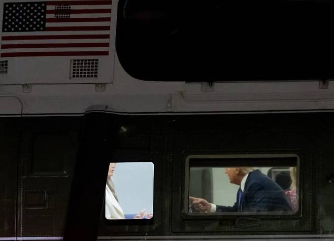 지난 23일 대통령 전용 헬기에서 말다툼을 하고 있는 듯한 트럼프 부부. /뉴욕포스트