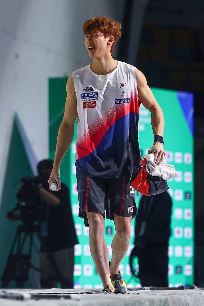 스포츠클라이밍 이도현이 28일 서울 송파구 올림픽체조경기장(KSPO DOME)에서 열린 2025 국제스포츠클라이밍연맹(IFSC) 서울 스포츠클라이밍 세계선수권대회 볼더 남자부 결승 네번째 문제 완등에 실패한 뒤 아쉬워하고 있다./연합뉴스