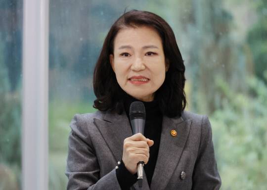 이진숙 방송통신위원회 위원장이 28일 국회에서 전날 국회 본회의를 통과한 방송미디어통신위원회 설치법 관련 기자회견을 하고 있다. 국회에서 통과된 방송미디어통신위원회법이 정부로 이송돼 국무회의를 거쳐 공포·시행되면 이명박 정부 초기에 출범했던 방통위는 폐지되고, 이 위원장은 자동 면직된다. 연합뉴스