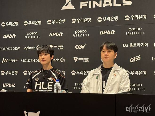 '피넛' 한왕호(왼쪽)와 최인규 한화생명e스포츠 감독이 28일 인천 영종도 인스파이어 아레나에서 열린 2025 LoL 챔피언스 코리아(LCK) 결승전 경기를 마치고 기자들에게 소감을 밝히고 있다. ⓒ데일리안 황지현 기자