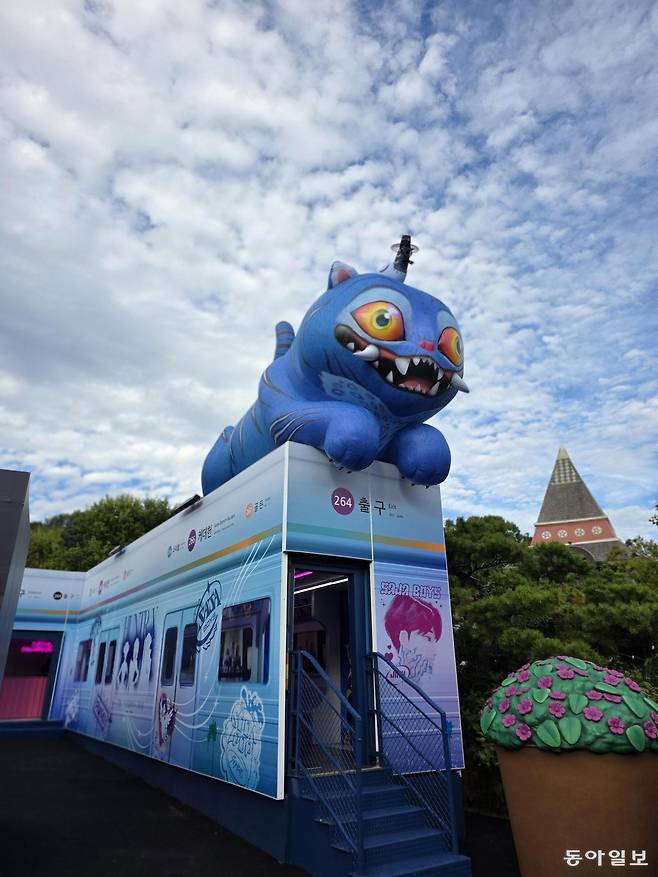 용인 에버랜드에 지난 26일 개장한 케이팝데몬헌터스 테마존. 전승훈 기자 raphy@donga.com