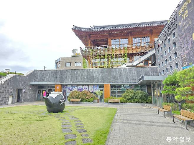 케데헌 속 ‘HAN의원’ 건물의 실제 모델이었던 서울 동대문구 제기동 서울한방진흥센터.  전승훈 기자 raphy@donga.com