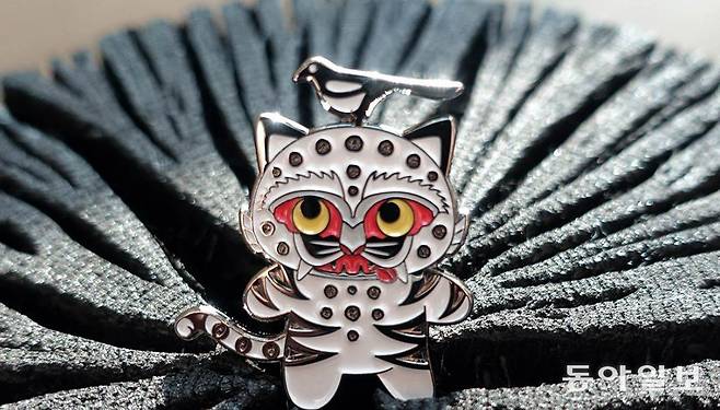 국립중앙박물관에서 품절사태를 빚고 있는 뮷즈 까치호랑이 배지.