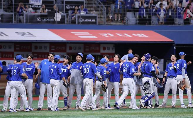 28일 고척 키움전에서&nbsp;승리한 뒤 삼성 선수단 모습. 삼성 제공