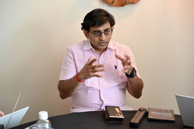 비네쉬 수쿠마 퀄컴 부사장 겸 AI 제품 총괄이 지난 25일(현지시간) 미국 하와이주 마우이에서 열린 ‘스냅드래곤 서밋 2025’에서 국내 취재진과 인터뷰하고 있다. 공동취재단