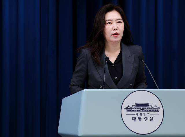 강유정 대통령실 대변인이 28일 용산 대통령실에서 이날 오전 이재명 대통령이 주재한 국가정보자원관리원 화재 관련 긴급비상대책회의 브리핑을 하고 있다. 연합뉴스