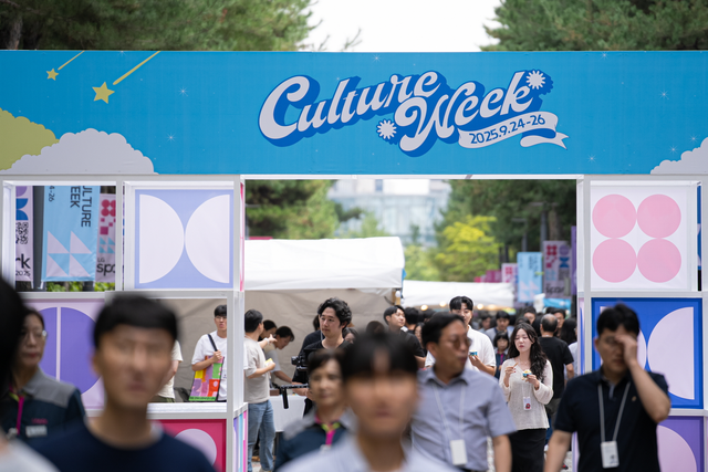 LG 구성원, 산학인재, 소상공인, 지역주민 등이 지난 24~26일 서울 마곡 LG사이언스파크에서 ‘LG 스파크’ 행사 일환으로 열린 과학·문화 행사 ‘컬처위크’를 관람하고 있다. LG 제공