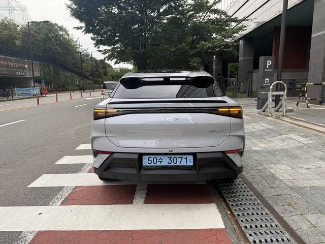 좌우가 연결된 리어램프의 내부에 물방울 모양의 디테일이 숨겨졌다. 임주희 기자