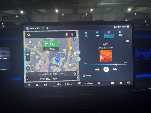 티맵 내비게이션이 기본 탑재됐으며, 화면을 분할해 사용할 수 있다. 임주희 기자