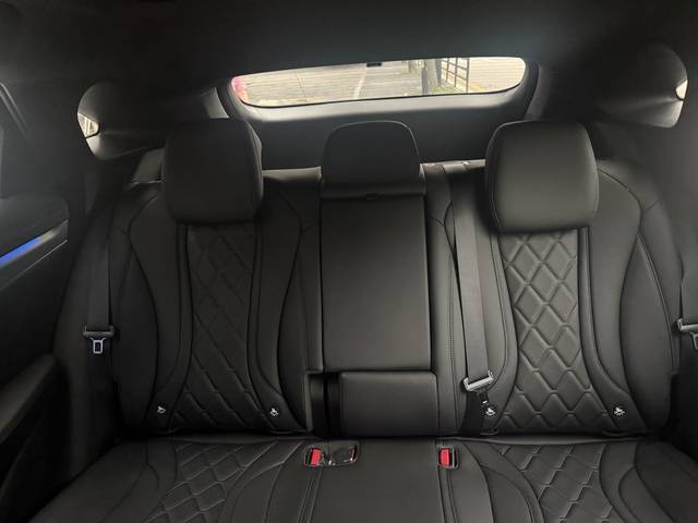 넉넉한 헤드룸과 레그룸을 제공하는 2열 모습. 임주희 기자