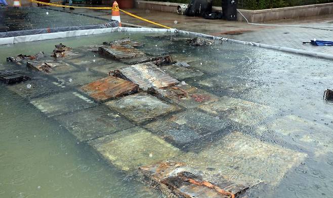 28일 오전 대전 유성구 국가정보자원관리원 화재 현장에 소실된 리튬이온배터리가 소화 수조에 담겨 있다. 사진=뉴스1화상