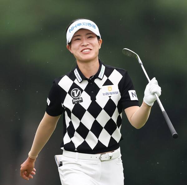 2025 KLPGA 경기 도중 웃는 박민지