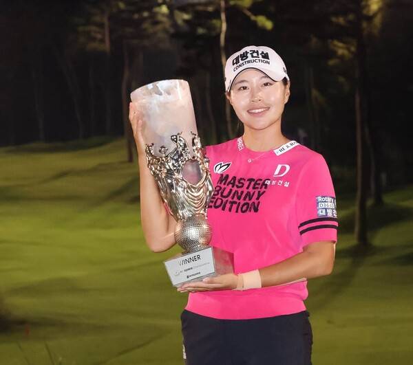 2025년 한국여자프로골프(KLPGA) 투어 메이저 대회 하이트진로 챔피언십 우승을 차지한 성유진 프로가 우승 트로피를 들고 기념 촬영하는 모습이다. 사진제공=KLPGA (사진을 무단으로 사용하지 마십시오.)