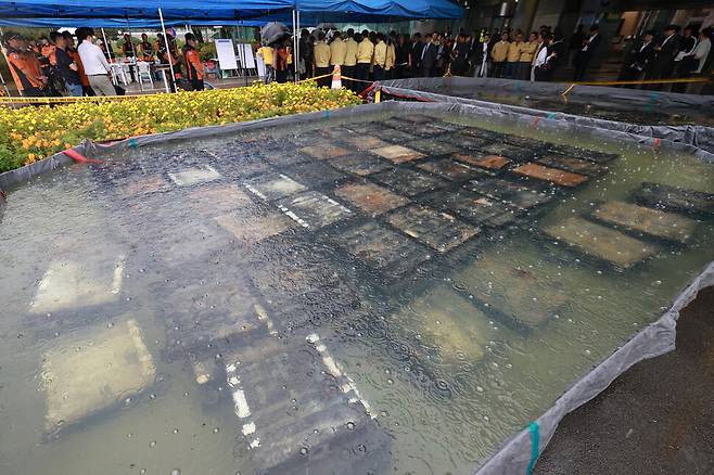 28일 대전 유성구 국가정보자원관리원 화재로 인해 불에 탄 리튬이온 배터리가 소화수조에 담겨 있다. 연합뉴스