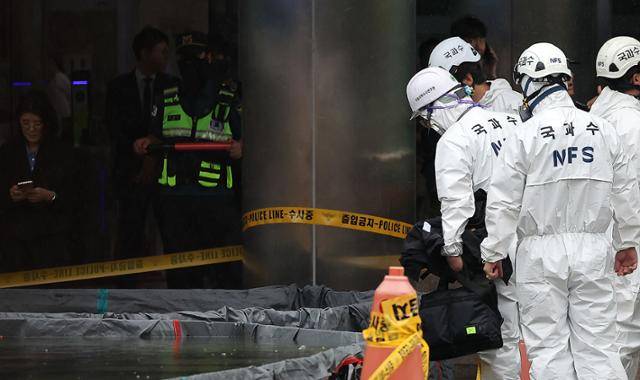 28일 대전경찰청·소방 당국·국립과학수사연구원 등 합동 감식반 관계자들이 대전 유성구 국가정보자원관리원 화재 현장에서 빼내 수조에 담가 놓은 리튬이온 배터리를 확인하고 있다. 대전=뉴스1