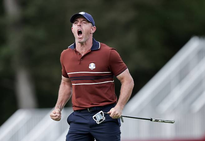<yonhap photo-5378=""> epa12411541 Rory McIlroy of Europe reacts after scoring during afternoon fourball matches of the 2025 Ryder Cup golf tournament at the Bethpage Black Golf Course in Farmingdale, New York, USA, 27 September 2025. EPA/CRISTOBAL HERRERA-ULASHKEVICH/2025-09-28 08:38:26/ <저작권자 ⓒ 1980-2025 ㈜연합뉴스. 무단 전재 재배포 금지, AI 학습 및 활용 금지></yonhap>