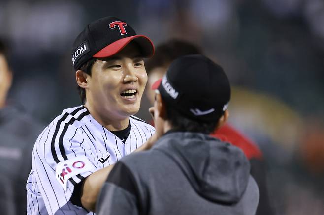 <yonhap photo-6243=""> 염경엽 감독과 하이파이브하는 임찬규 (서울=연합뉴스) 신현우 기자 = 26일 서울 잠실야구장에서 열린 프로야구 2025 신한 SOL 뱅크 KBO리그 한화 이글스와 LG 트윈스의 경기가 4-0으로 끝난 뒤 생애 첫 완봉승을 기록한 LG 선발 투수 임찬규가 염경엽 감독과 하이파이브하고 있다. 2025.3.26 nowwego@yna.co.kr/2025-03-26 21:24:48/ <저작권자 ⓒ 1980-2025 ㈜연합뉴스. 무단 전재 재배포 금지, AI 학습 및 활용 금지></yonhap>