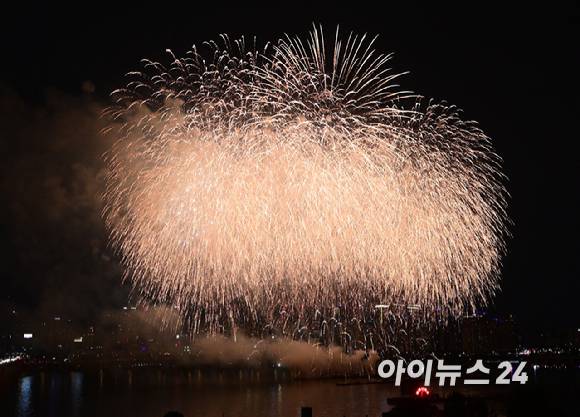 27일 저녁 서울 여의도 한강공원 일대에서 열린 '한화와 함께하는 서울세계불꽃축제 2025'에서 캐나다팀의 불꽃 연출이 밤 하늘을 수 놓고 있다. [사진=정소희 기자]