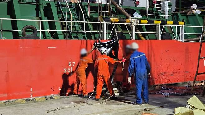 서귀포시 화순항에 정박 중이던 유조선에서 액상 아스팔트가 바다로 유출되는 사고가 발생해 방제 조치가 이뤄지는 모습 (서귀포해양경찰서 제공)