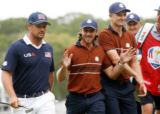 토미 플리트우드(가운데) 등 선수들이 16번 홀로 이동하고 있다. 셰플러의 캐디(오른쪽)은 저스틴 로즈에게 항의하고 있다. AFP=연합뉴스.
