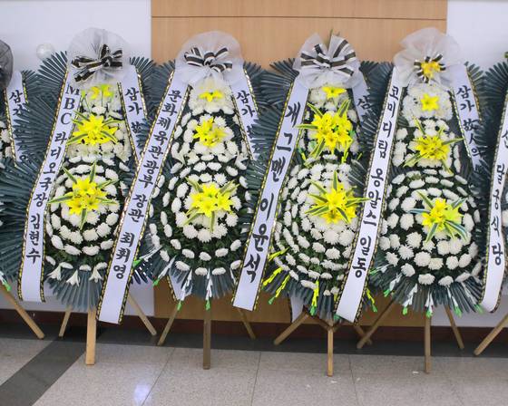 지난 26일 서울 송파구 풍납동 서울아산병원 장례식장에 마련된 개그맨 전유성의 빈소에 근조 화환들이 놓여 있다. 뉴스1
