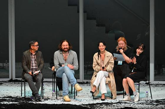 아티스트 토크에 나선 사이먼 스톤(왼쪽 두번째)과 전도연. [사진 LG아트센터]