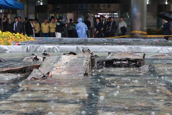 28일 대전 유성구 국가정보자원관리원 화재로 인해 불에 탄 리튬이온 배터리가 소화수조에 담겨 있다.   지난 26일 정부 전산시스템이 있는 국정자원에서 무정전·전원 장치(UPS)용 리튬이온배터리 화재가 발생해 정부 전산 서비스가 대규모로 마비된 바 있다. 연합뉴스