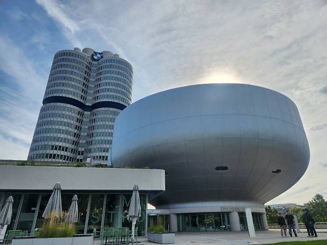 독일 뮌헨에 위치한 4실린더 빌딩 BMW그룹 본사와 샐러드 볼 모양을 닮은 BMW 박물관 건물. 사진=BMW그룹코리아