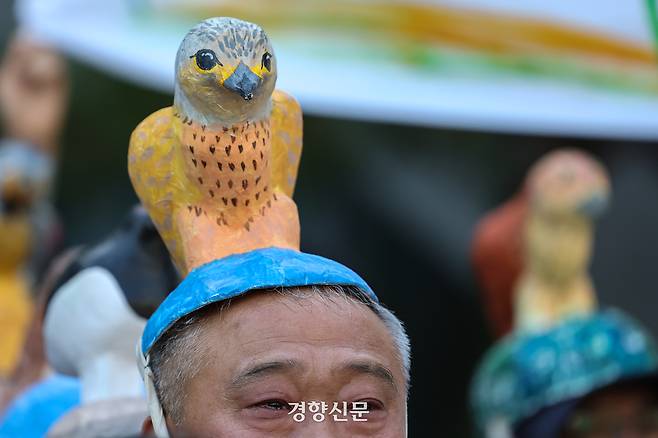 법원이 새만금 신공항 기본계획을 취소해야 한다고 판결한 지난 9월 11일 새만금신공항백지화공동행동에 참여한 시민이 판결 소식에 기뻐하고 있다. 시민들은 새만금 신공항 기본계획 취소소송 인용을 촉구하며 지난 8월 12일 전북지방환경청에서 출발해 판결이 내려진 서울행정법원까지 새 모자를 쓰고 행진했다. 성동훈 기자