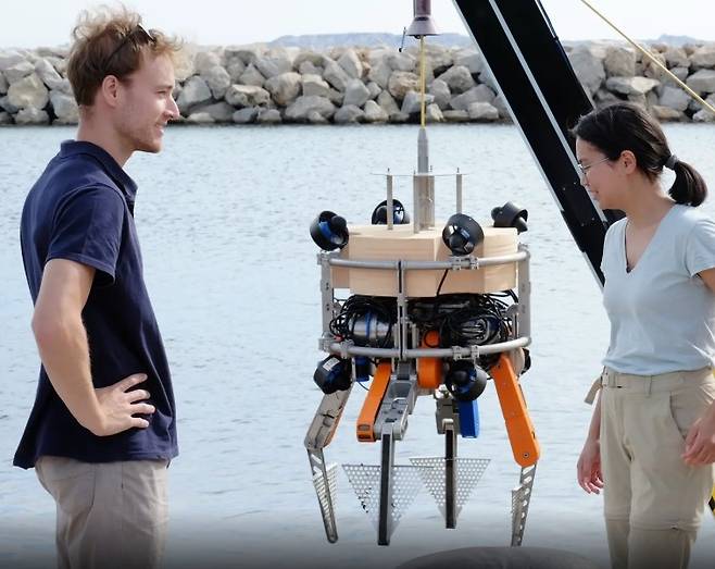독일 뮌헨공대 연구진이 자신들이 개발한 바다 청소 로봇을 바라보고 있다. 뮌헨공대 연구진 제공