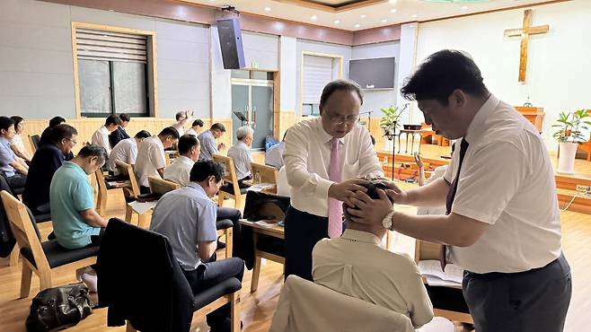 윤성원 유대영 목사가 지난 14일 경기 하남시 산곡기도원에서 열린 산상기도회에서 당회원에게 안수기도 하고 있다. 삼성제일교회 제공