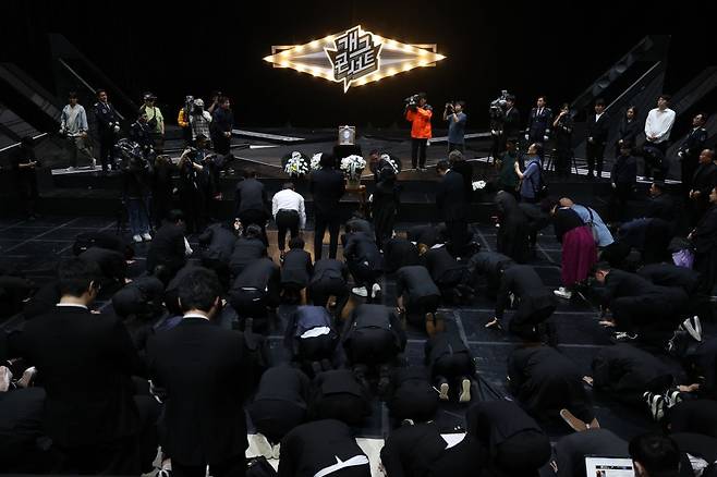 28일 서울 영등포구 여의도 KBS 신관 '개그콘서트' 녹화 스튜디오에서 개그맨 전유성 노제가 엄수되고 있다. 연합뉴스