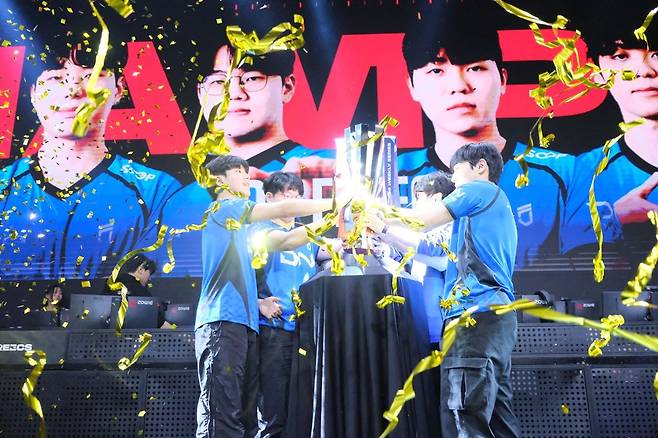 28일 서울 송파구 DN콜로세움에서 열린 2025 펍지 위클리 시리즈 페이즈2 파이널에서 DN 프릭스 선수단이 우승컵을 들고 기뻐하고 있다. 크래프톤 제공