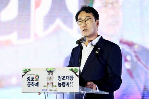 27일 열린 정조효문화제 개막식에서 정명근 화성특례시장이 축사를 하고 있다. 화성특례시 제공