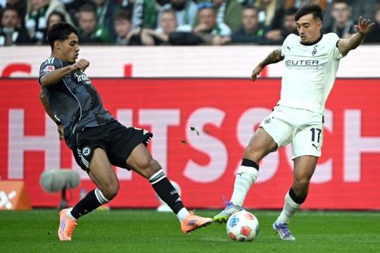 볼을 다투는 묀헨글라트바흐의 옌스 카스트로프(오른쪽). 사진[AP=연합뉴스]