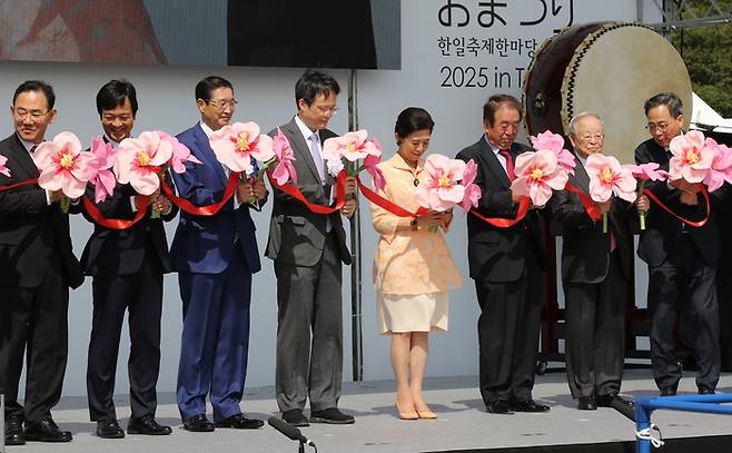 27일 일본 도쿄 고마자와 올림픽공원에서 열린 한일 문화교류 행사 ‘한일축제한마당’ 개회식에서 주요 인사들이 행사 시작을 알리는 세리머니를 하고 있다. 가운데 여성이 다카마도노미야 가문의 히사코 친왕비. [연합뉴스]