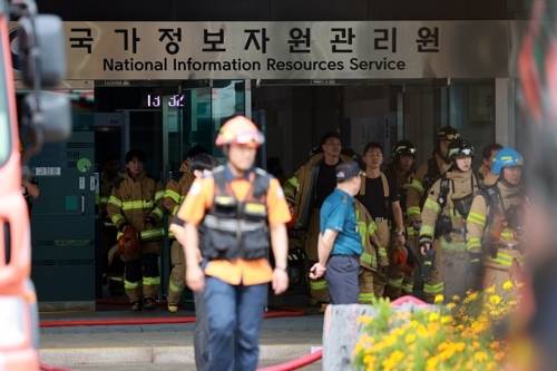 27일 대전 유성구 국가정보자원관리원(국정자원)에서 소방대원이 오가고 있다. 전날 정부 전산시스템이 있는 국정자원에서 무정전·전원 장치(UPS)용 리튬이온 배터리 화재가 발생해 정부 전산 서비스가 대규모로 마비됐다. [사진 = 연합뉴스]
