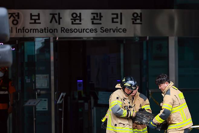 27일 대전 유성구 국가정보자원관리원에서 소방대원이 불에 탄 배터리를 옮기고 있다. [사진 = 연합뉴스]