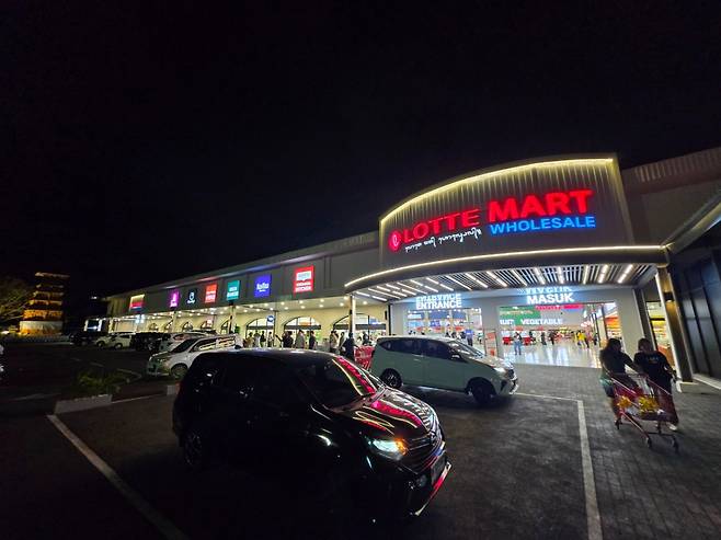 8일 방문한 롯데마트 발리점 전경. 밤 9시경 늦은 시간임에도 주차장엔 차량과 오토바이가 많이 주차돼 있다. /사진=유엄식 기자