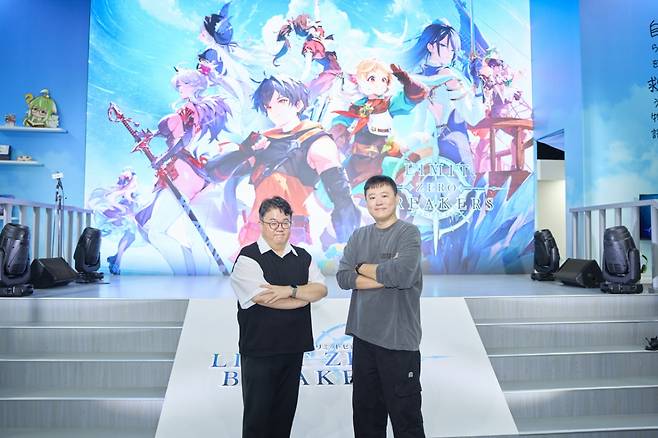 안진호 엔씨소프트 사업실장(좌)과 이동준 빅게임스튜디오 EPD(우)./사진제공=엔씨소프트