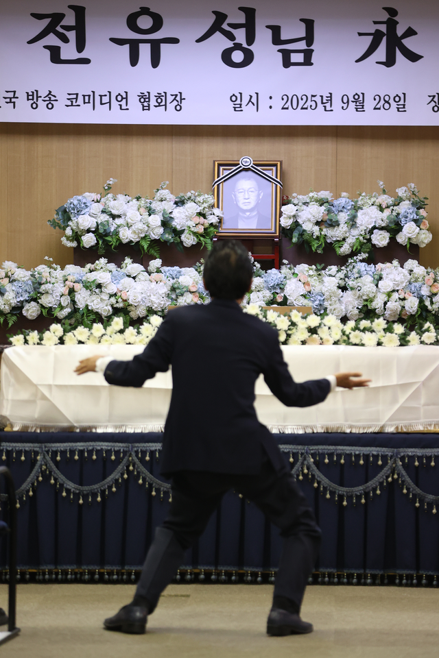 28일 서울 송파구 서울아산병원 장례식장에서 엄수된 개그맨 전유성의 영결식에서 개그맨 김정렬이 퍼포먼스를 하고 있다.  연합뉴스