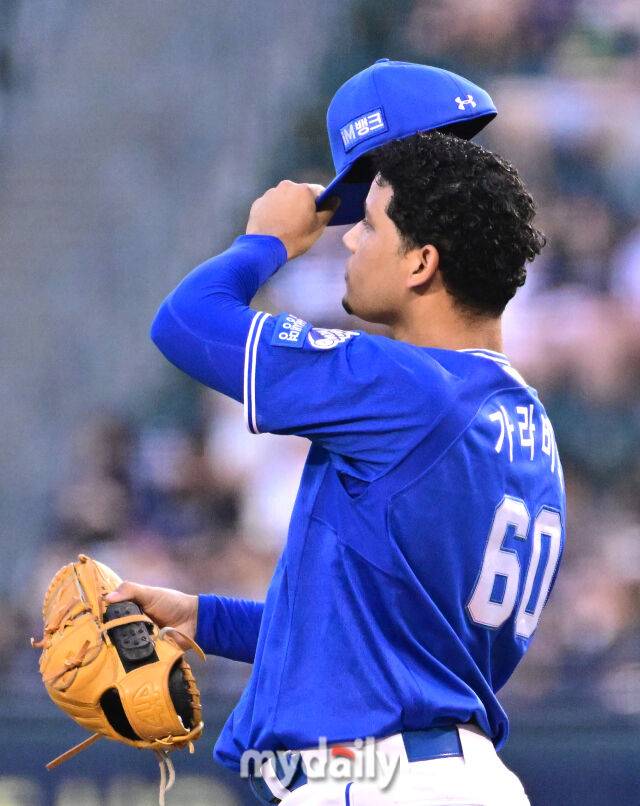 2025년 8월 27일 오후 서울 잠실구장에서 열린 '2025 신한 SOL뱅크 KBO 리그' 삼성 라이온즈와 두산 베어스의 경기. 삼성 선발투수 가라비토가 2회말 투구를 하며 땀을 닦고 있다./마이데일리