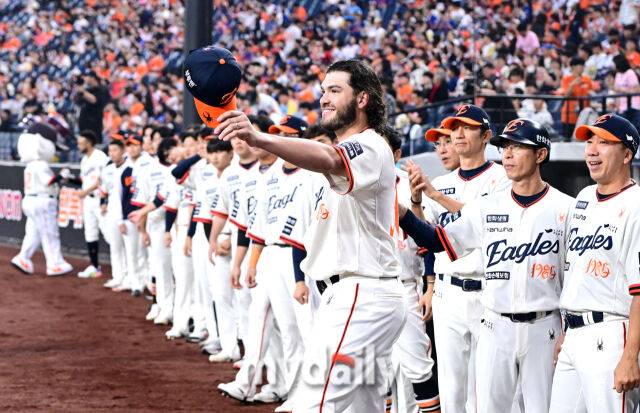 2025년 9월 26일 오후 대전 한화생명 볼파크에서 열린 '2025 신한 SOL뱅크 KBO 리그' LG 트윈스와 한화 이글스의 경기. 한화 폰세가 226K 단일시즌 최다 탈삼진 수상을 한 뒤 기뻐하고 있다./대전 = 유진형 기자