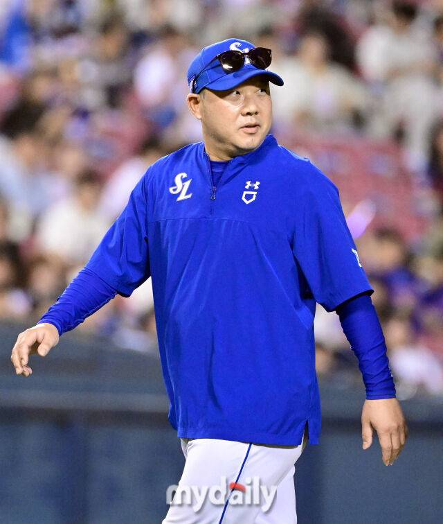 2025년 8월 28일 오후 서울 잠실구장에서 열린 '2025 신한 SOL뱅크 KBO 리그' 삼성 라이온즈와 두산 베어스의 경기. 삼성 박진만 감독이 9회말 2사 1.2루서 마운드에 올라 선수들을 격려한 뒤 내려가고 있다./마이데일리