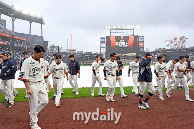 28일 대전 한화생명 볼파크 야구장에서 열린 '2025 신한 SOL BANK KBO리그' LG 트윈스와 한화 이글스 경기가 우천으로 취소됐다. 철수하는 한화 선수들./대전 = 한혁승 기자