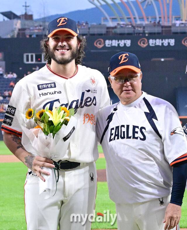 2025년 9월 26일 오후 대전 한화생명 볼파크에서 열린 '2025 신한 SOL뱅크 KBO 리그' LG 트윈스와 한화 이글스의 경기. 한화 폰세가 226K 단일시즌 최다 탈삼진 수상을 한 뒤 기뻐하고 있다./마이데일리